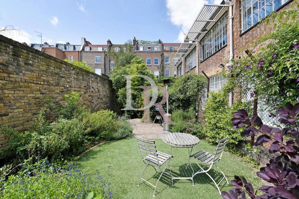 COMMUNAL REAR GARDEN