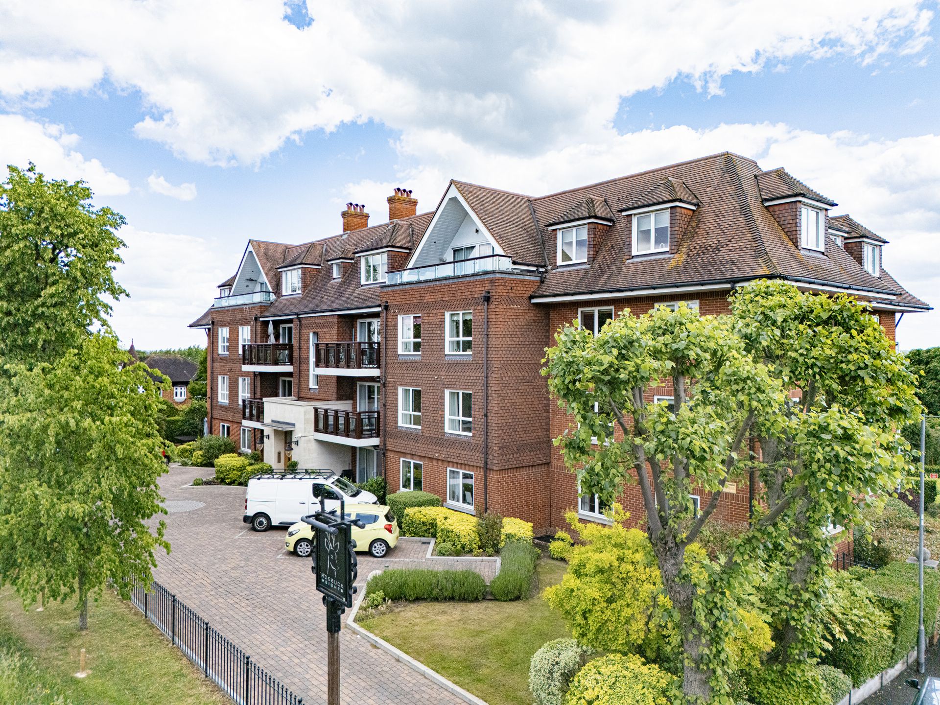 North End  Buckhurst Hill  IG9