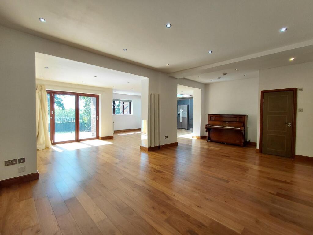 Northiam  Woodside Park  N12