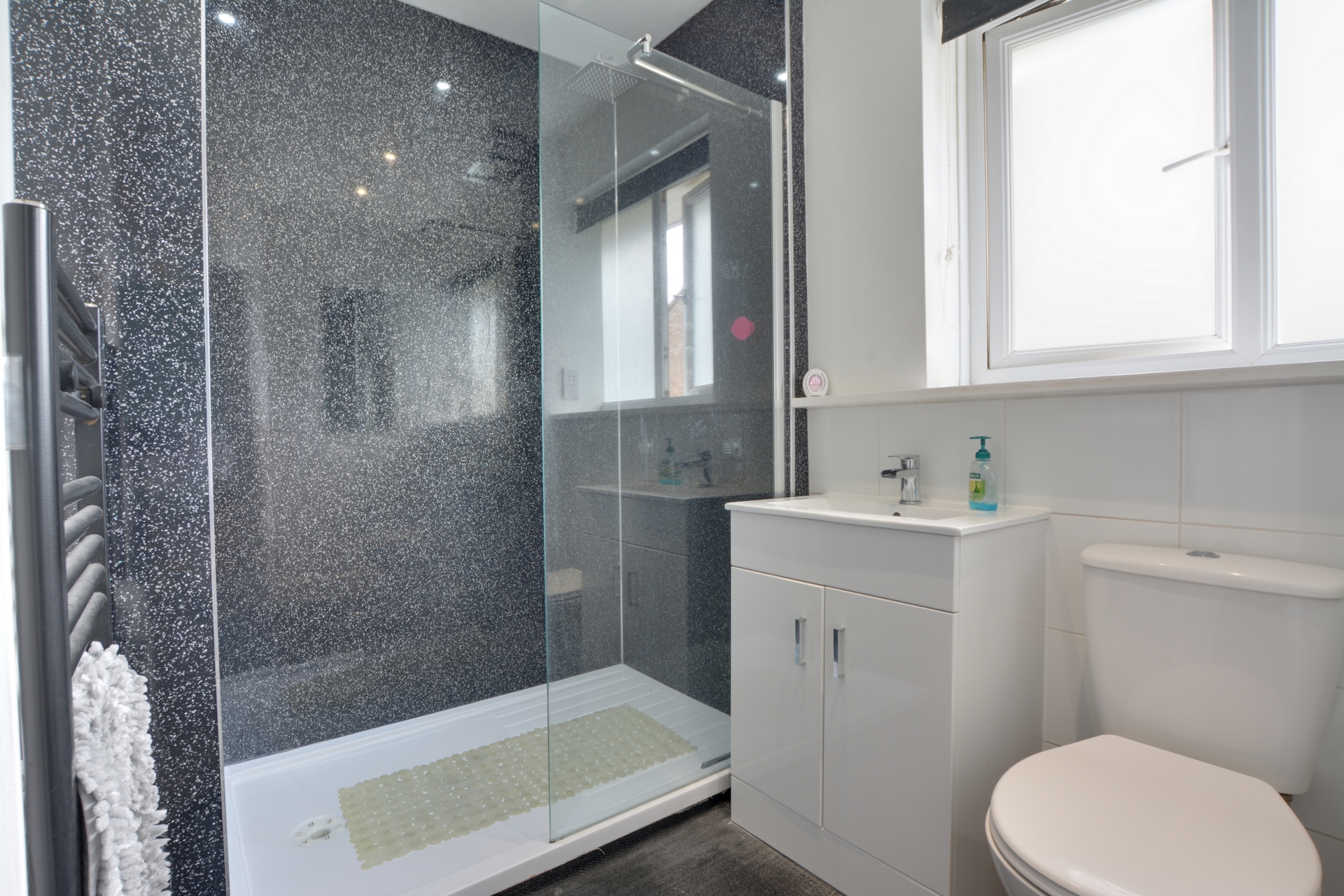 En-Suite Shower En-Suite Shower