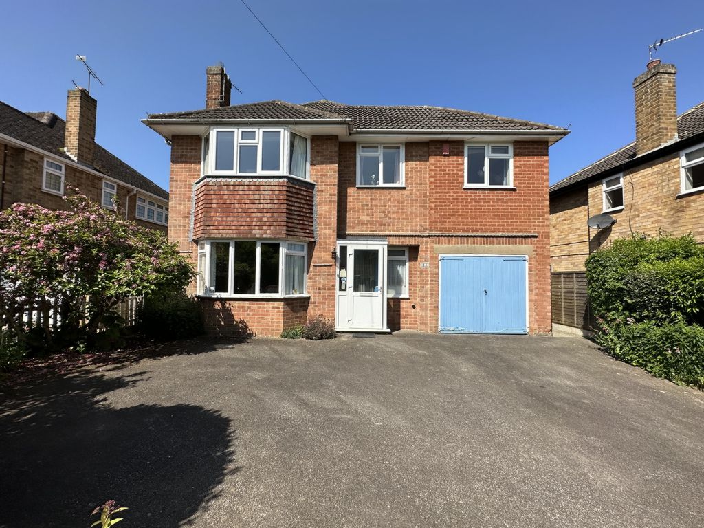 Half Moon Crescent  Oadby  LE2