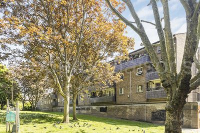John Rennie Walk  London  E1W