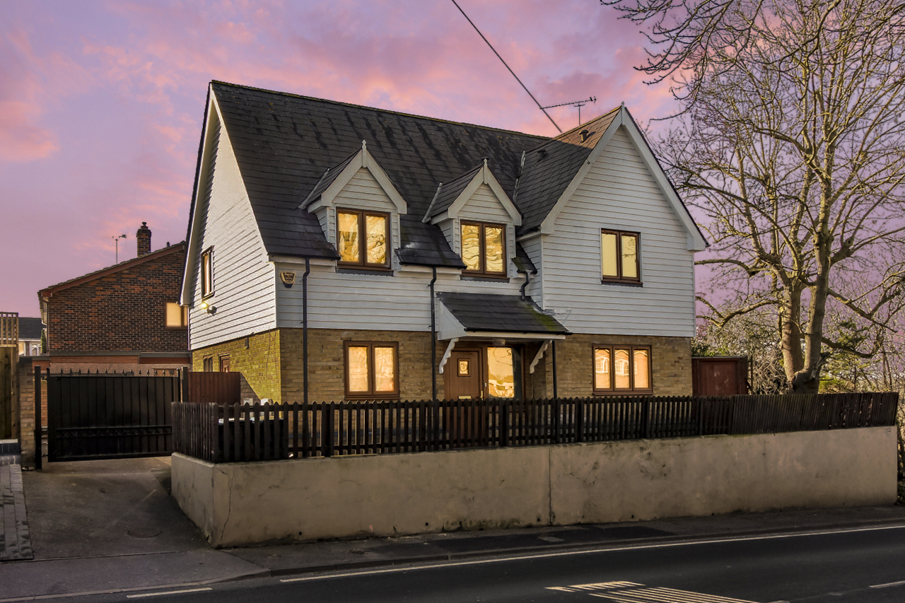 Property For Sale Gravel Lane, Chigwelll, IG7 3 Bedroom Detached